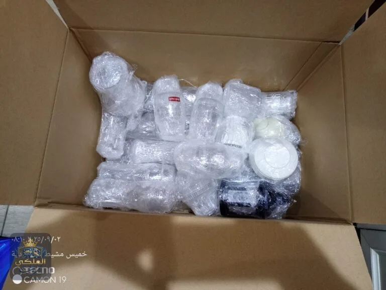 تعبئة أدوات المطبخ في كراتين مرقّمة قبل تحميلها