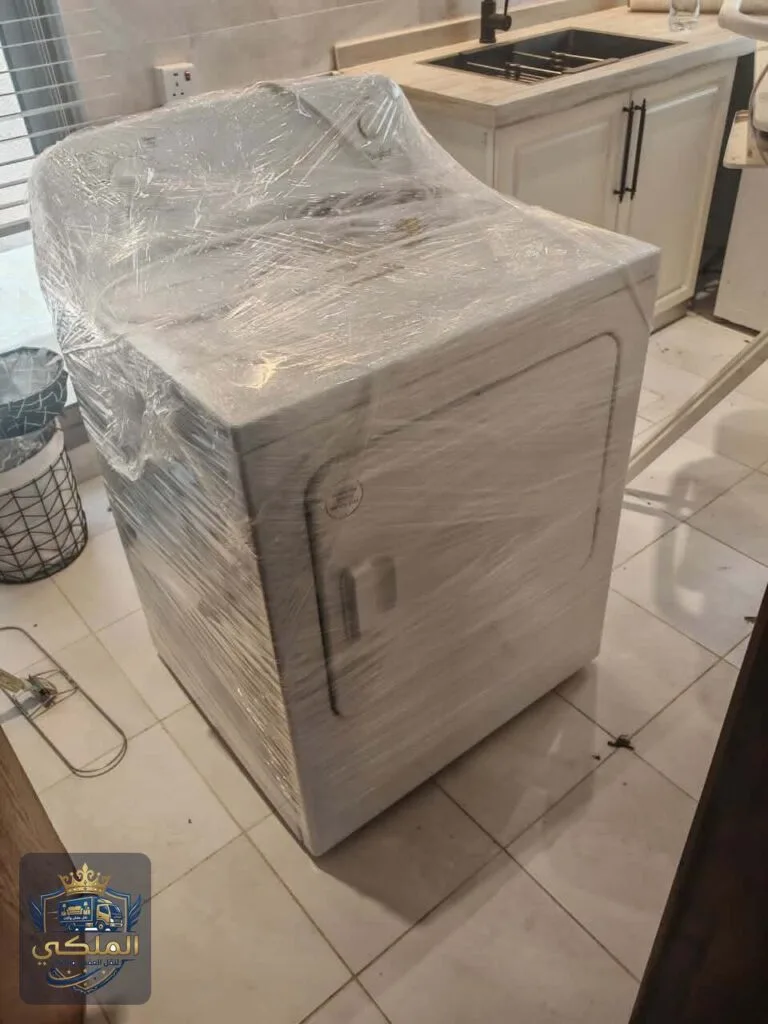 تغليف الأجهزة الكهربائية قبل تحميلها في سيارة النقل