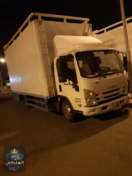 سيارة نقل عفش تابعة لشركة الملكي قبل بدء التحميل
